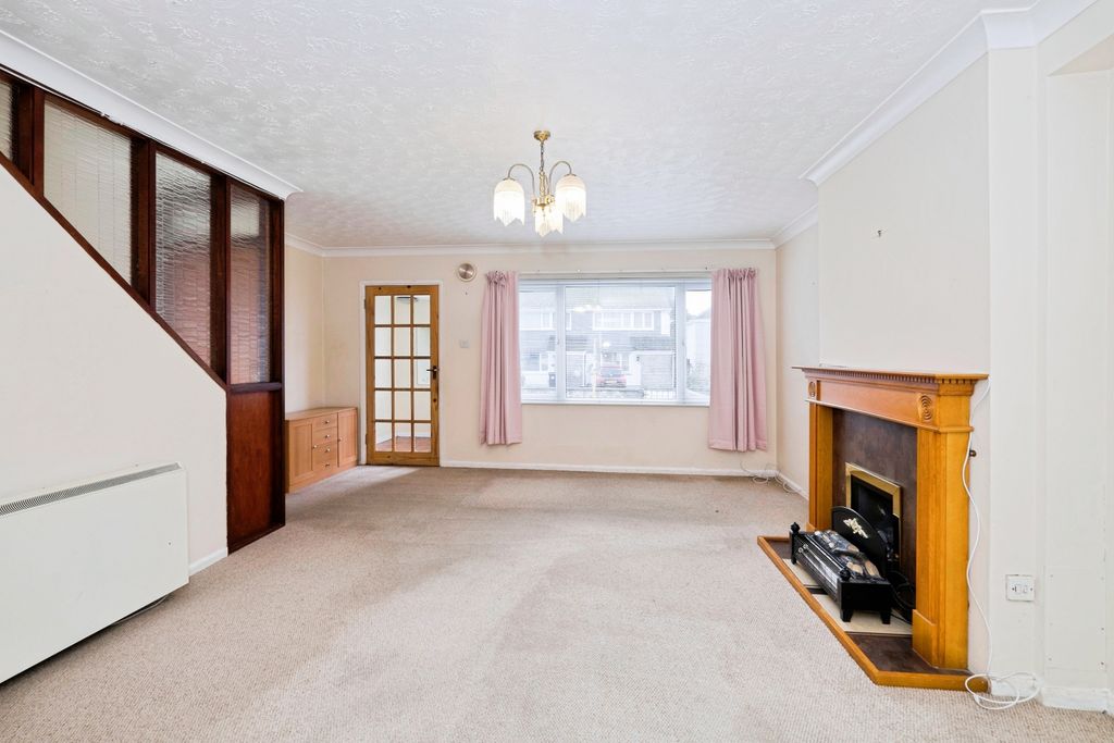 Property photo 3 of 13 Lounge