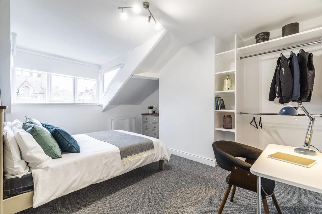 Property photo 3 of 13 Bright, Well-Presented Bedroom With A Comfortable ...