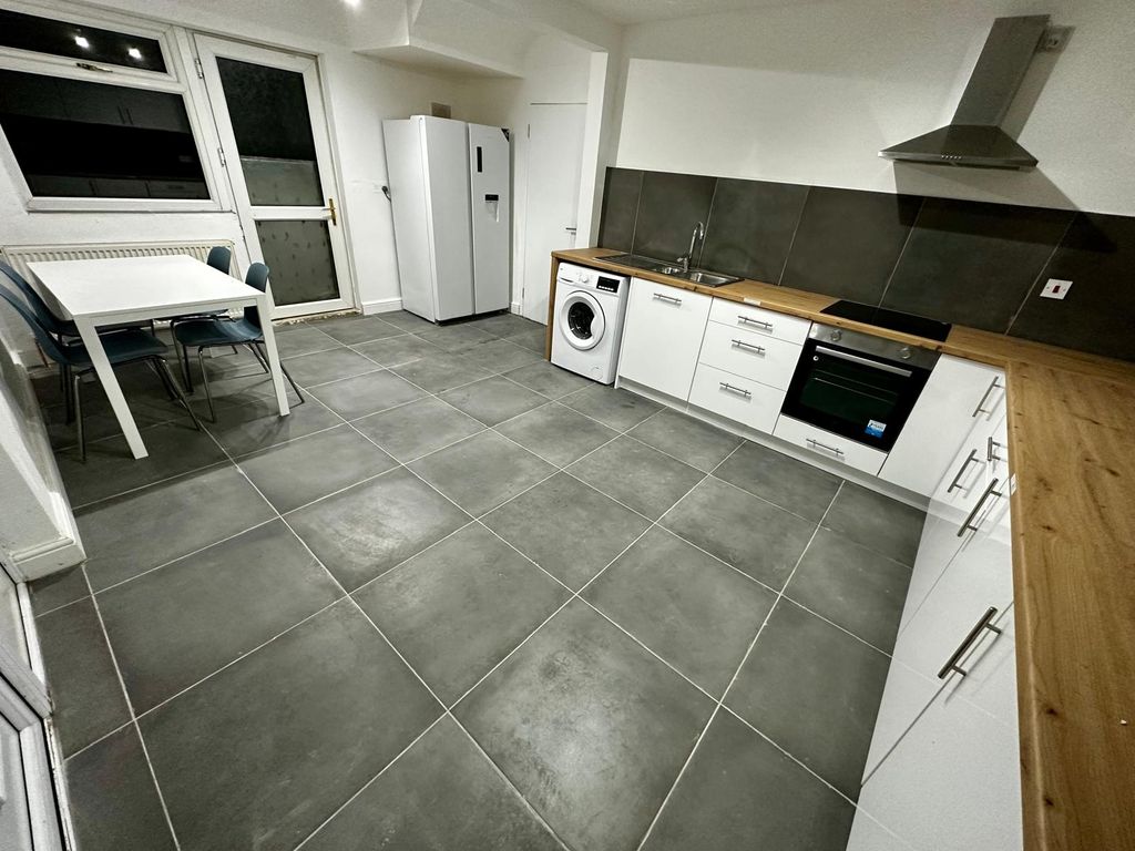 Property photo 2 of 8 Kitchen