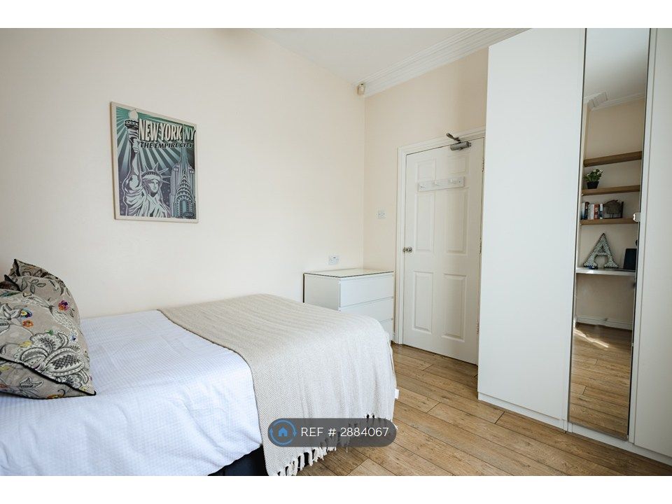Property photo 1 of 17 Room 1