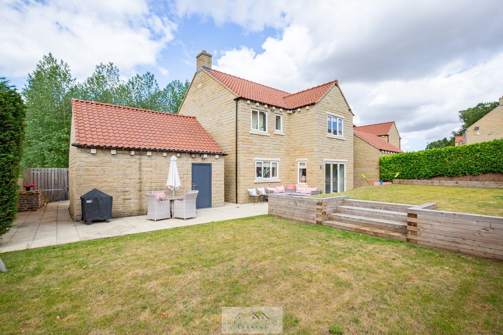 Property photo 2 of 43 Back Garden 1.4