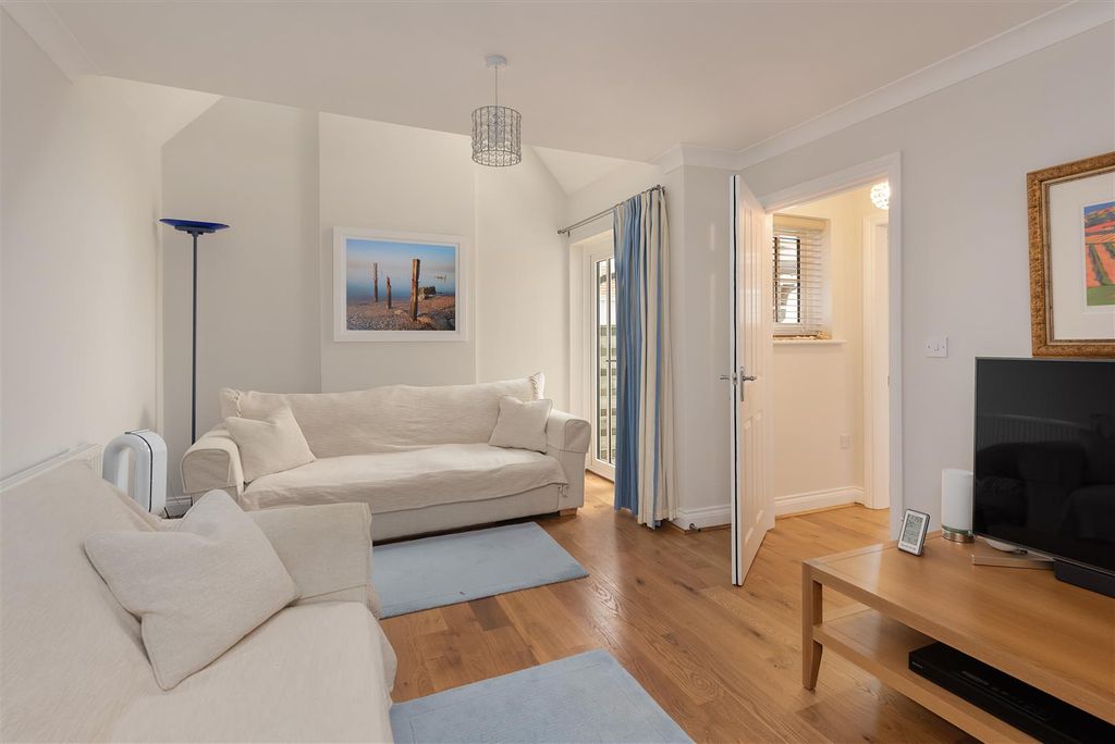 Property photo 2 of 15 The Slipway, Sea Wall, Whitstable