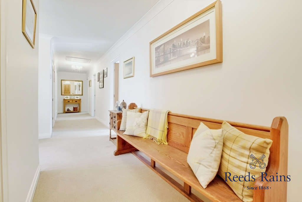 Property photo 2 of 39 Entrance Hall