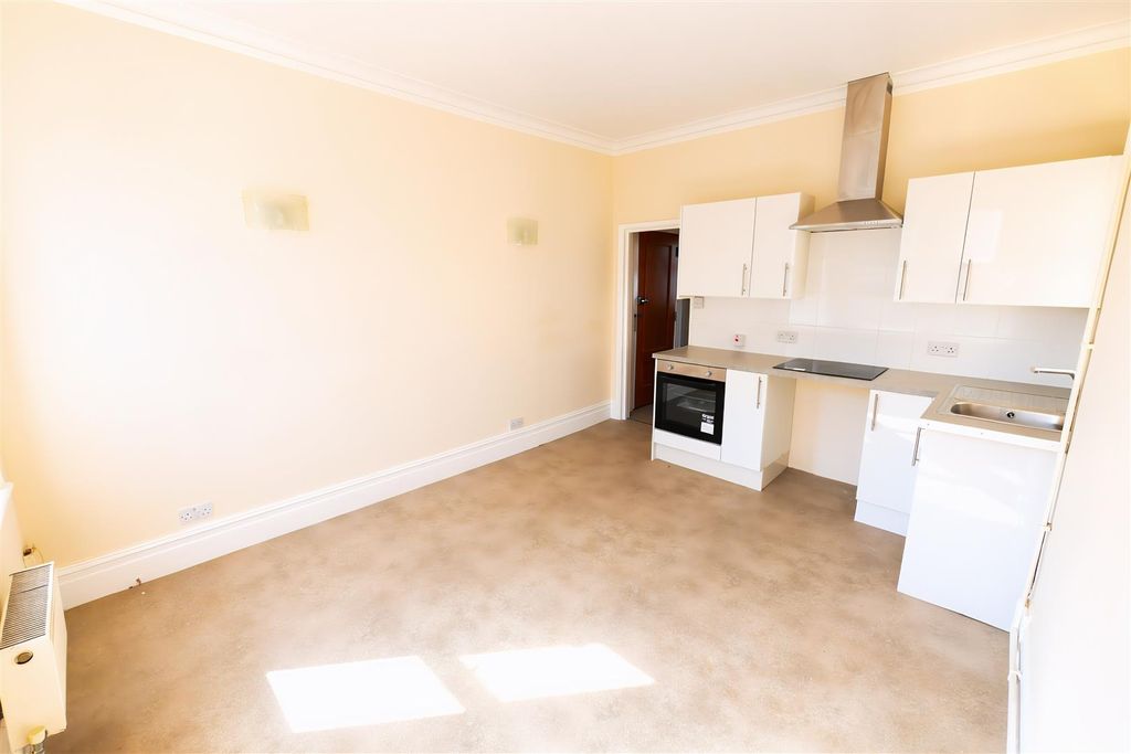 Property photo 2 of 6 Lounge/Kitchen