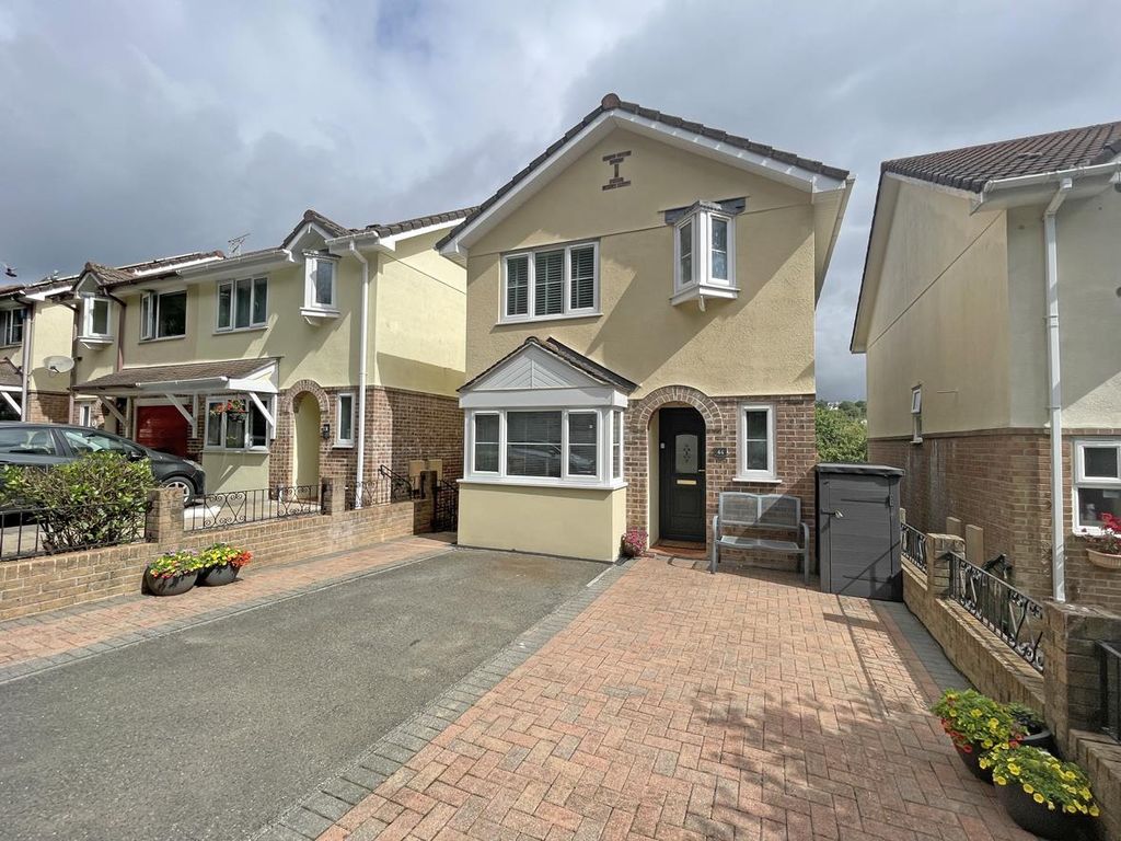Property photo 1 of 23 Hawthorn Way 44 - Front.Jpg