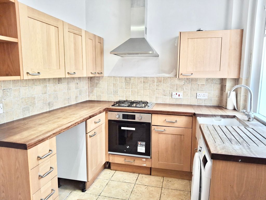Property photo 3 of 9 Kitchen