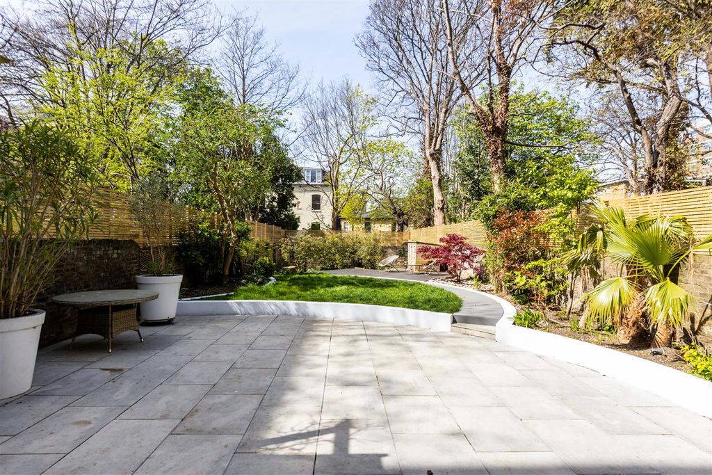 Property photo 2 of 23