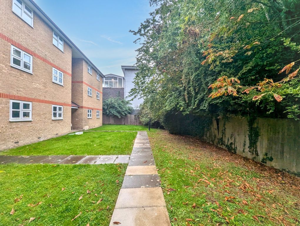 Property photo 2 of 22 84 Staffords Place, Horley, Surrey Rh6 9Gy