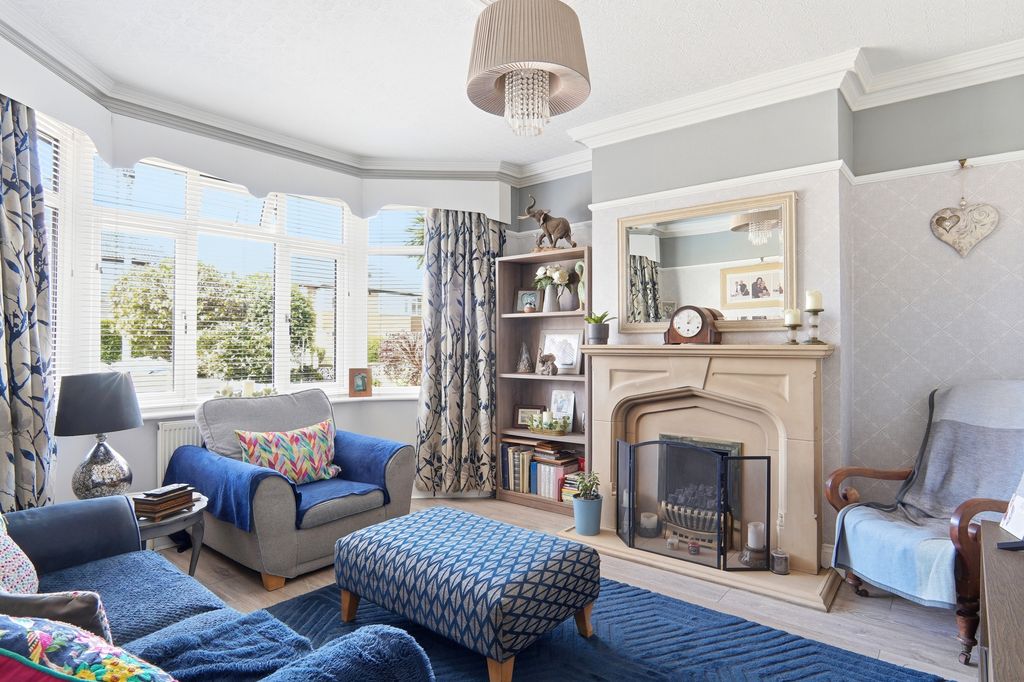 Property photo 2 of 13 Crossgatesavenue004