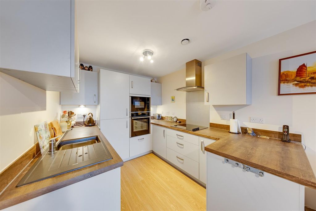 Property photo 3 of 14 14-701Epfmcs - 8 Roslin Place-49.Jpg