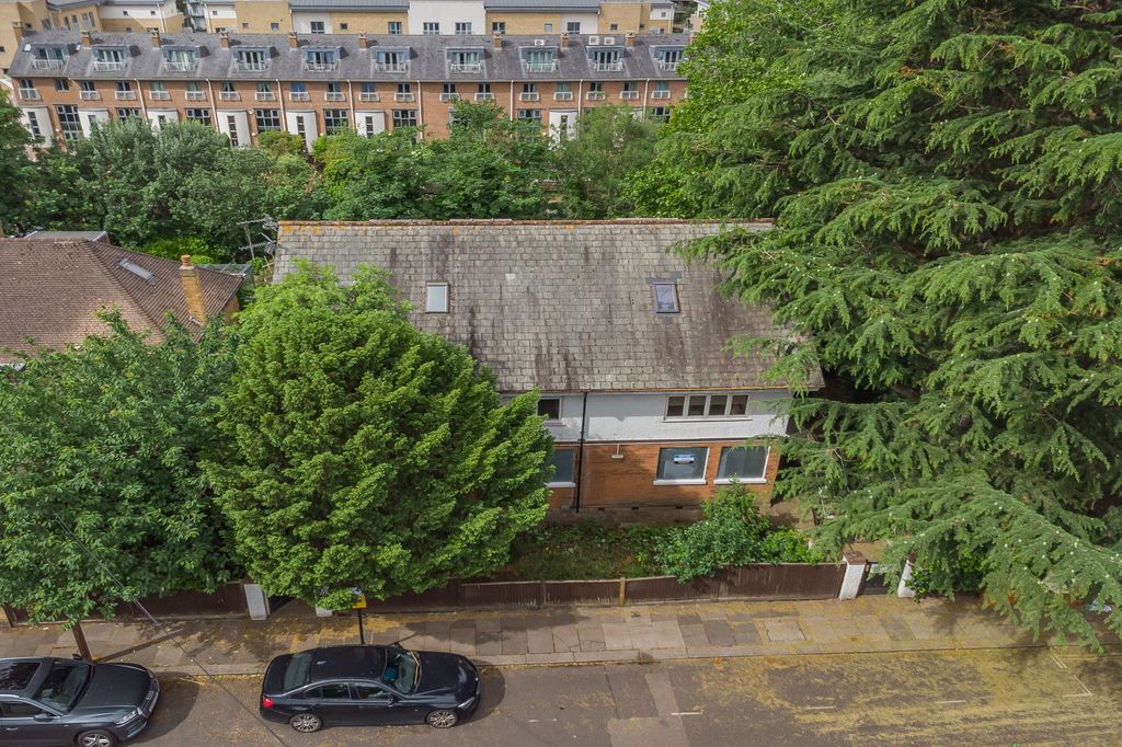 Property photo 2 of 18 Scott Lodge, 5 Brent Road, Brentford, Tw8 8Bp