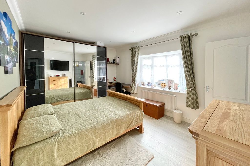 Additional image 7 of 5 bed detached house for saleWoodcot Gardens, Farnborough GU14