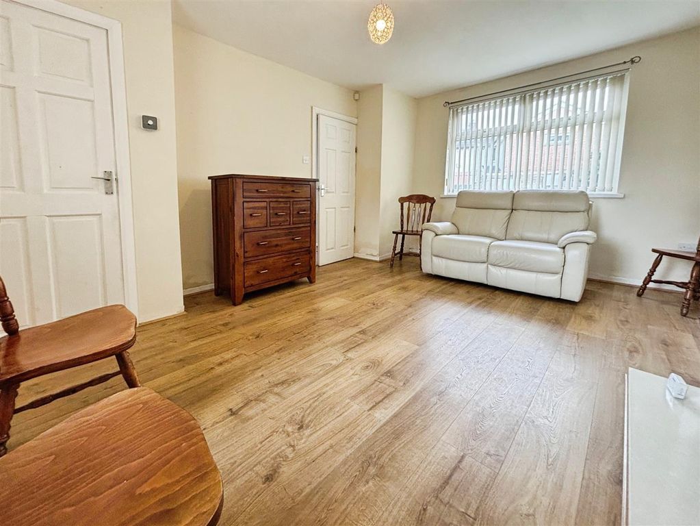 Property photo 3 of 16 Lounge