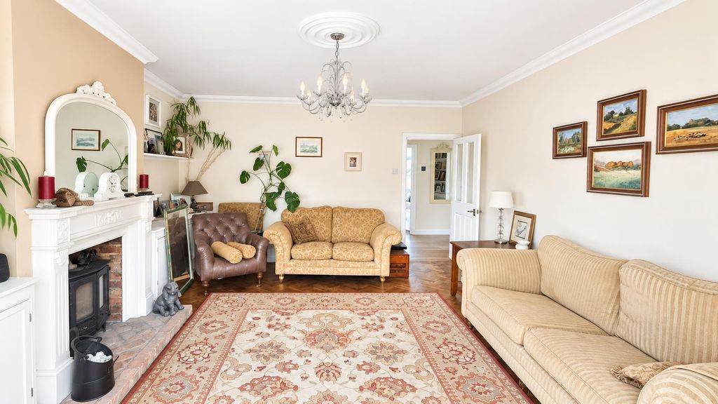 Property photo 3 of 15 Lounge