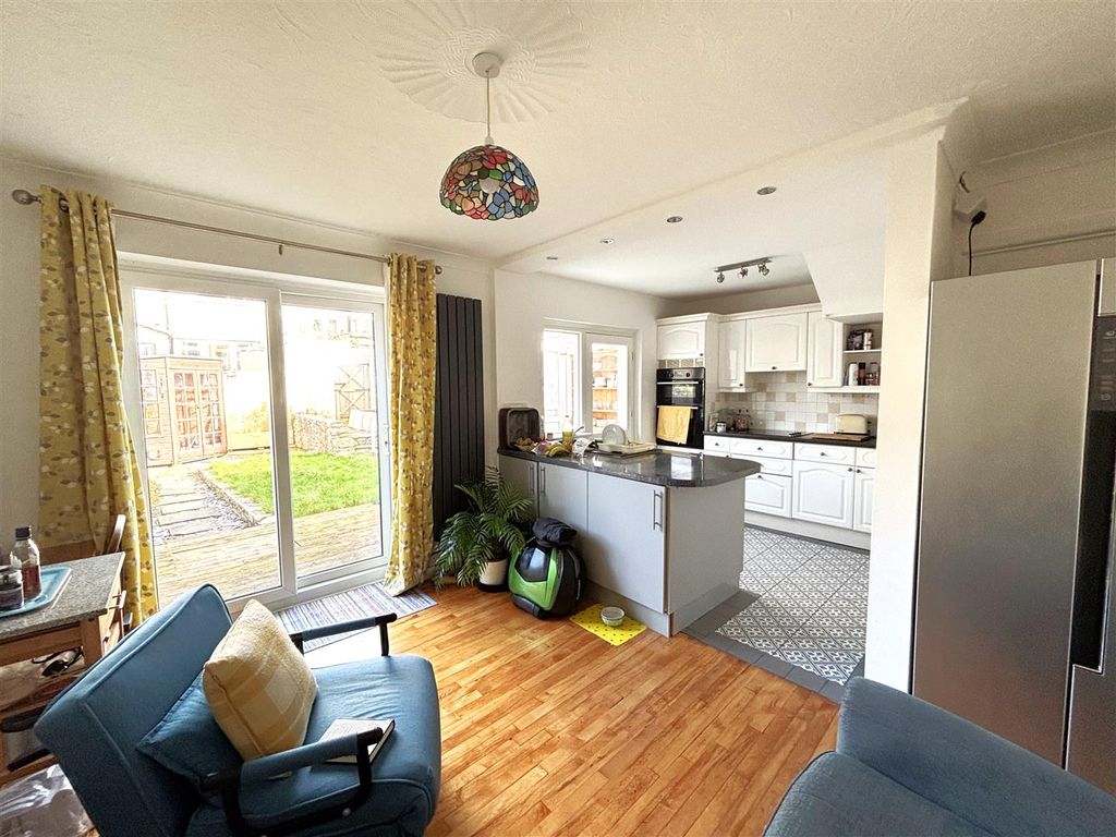 Property photo 3 of 18 8