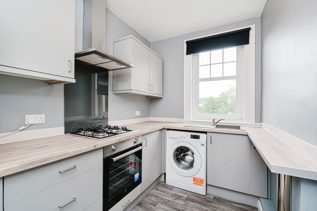 Property photo 3 of 16 Kitchen3