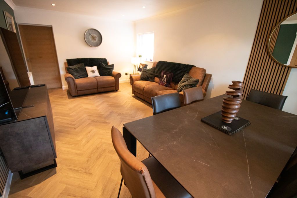 Property photo 3 of 23 Lounge