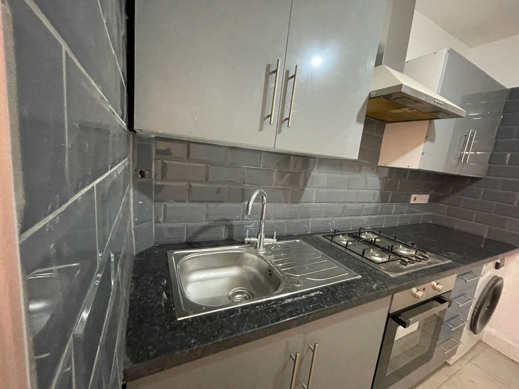 Property photo 1 of 11 Two/Three Bedroom Flat To Rent Located Top Of The Shop -High Road Ilford