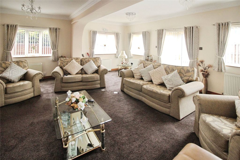 Property photo 3 of 23 Lounge