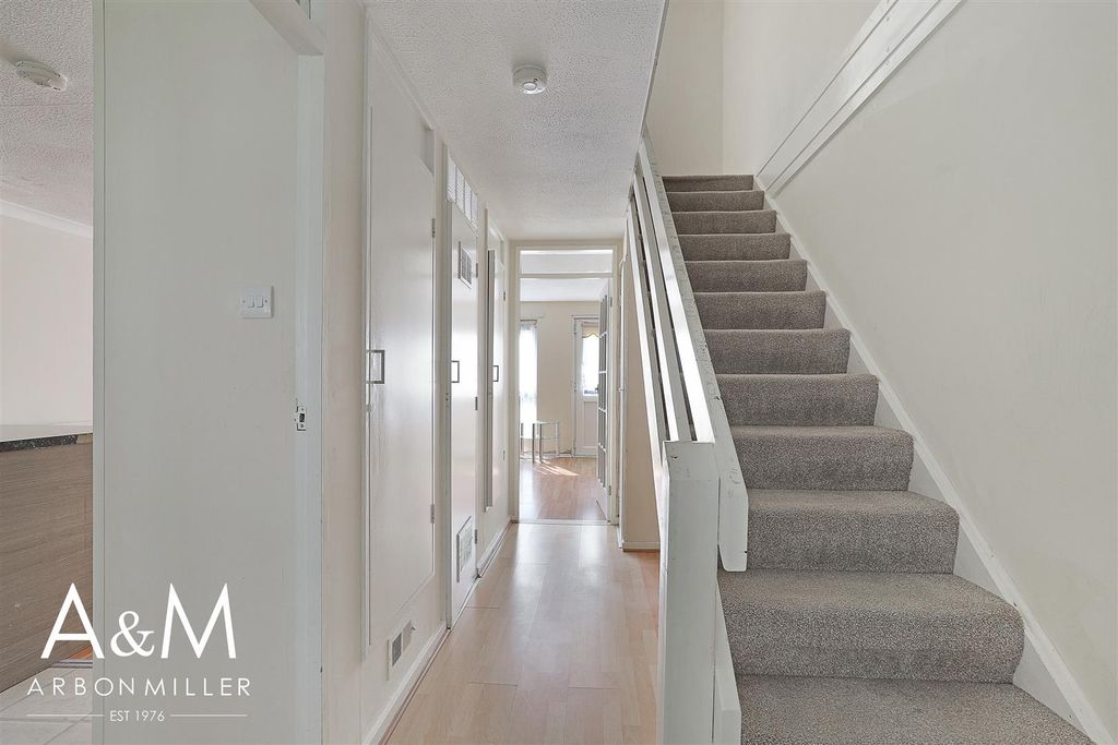 Property photo 3 of 21 Entrance Hall