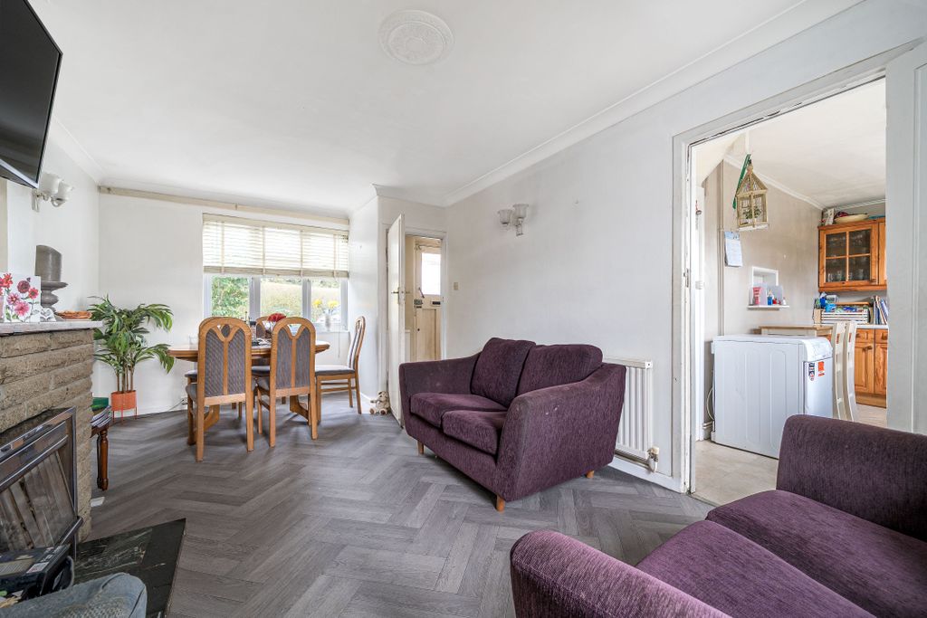 Property photo 3 of 21 4 Russell Road, Whetstone, London, N20 0Ts
