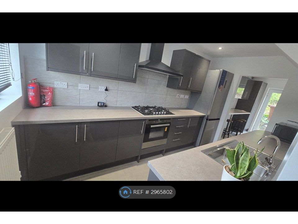 Property photo 2 of 7 Kitchen