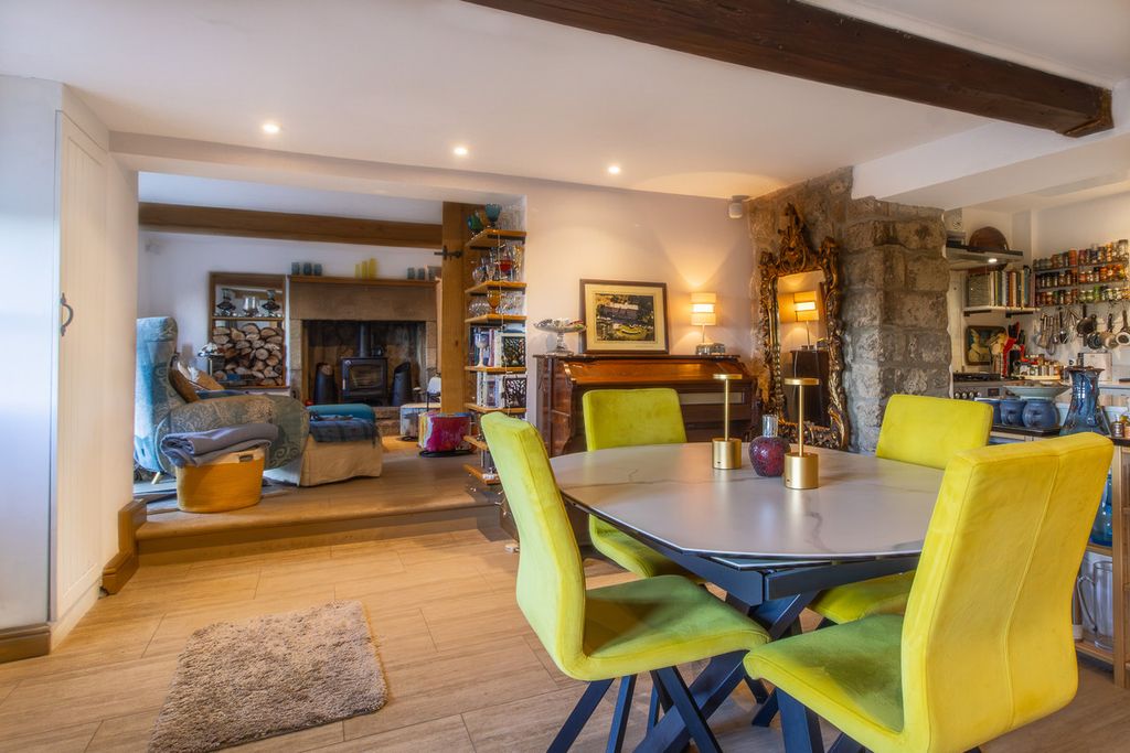 Property photo 2 of 35