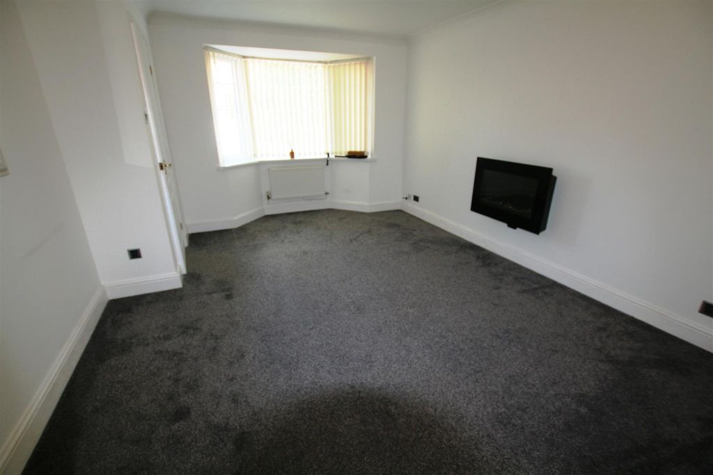 Property photo 2 of 10 Leasoweclose,2Lounge.Jpg