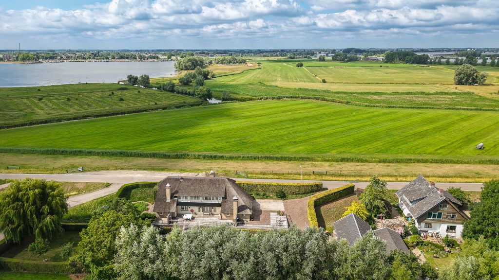 Property photo 2 of 90