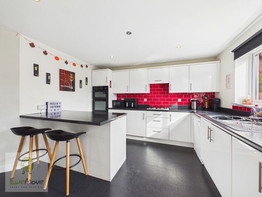 Property photo 2 of 31 Kitchen Breakfast Room