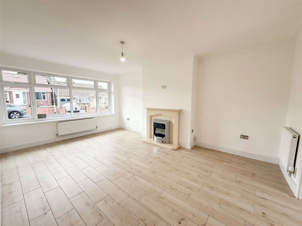 Property photo 2 of 12 Lounge