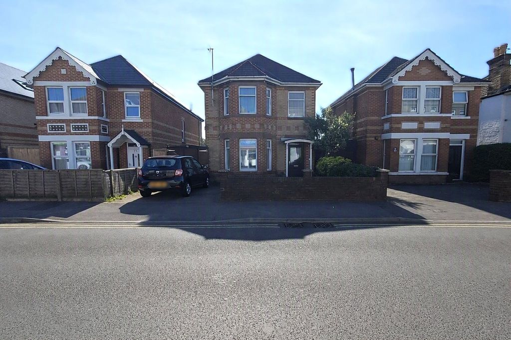 Property photo 1 of 25 Ashley Road