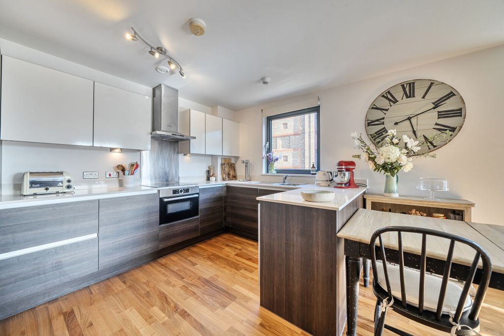 Property photo 2 of 16 1404540-19-69834c...