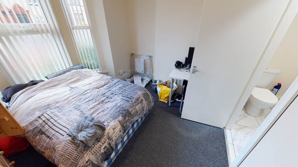 Property photo 2 of 5 Bright Double Bedroom With Large Window And Vertic...