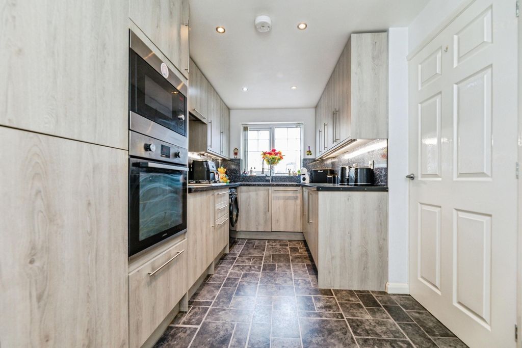 Property photo 3 of 20 Pbox-Kitchen-332083.Jpg