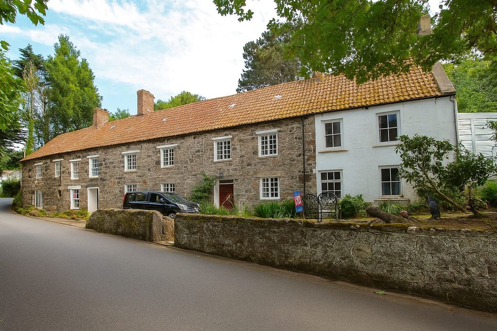 Property photo 1 of 32 Photo 0