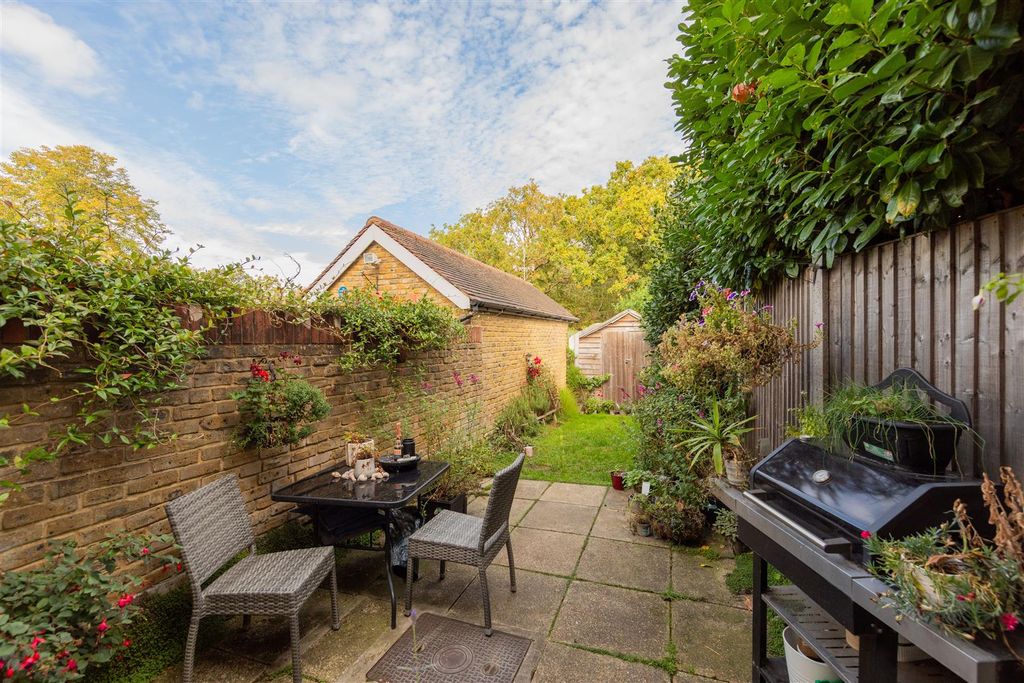 Property photo 3 of 20 Oak Hill Gardens Ig8