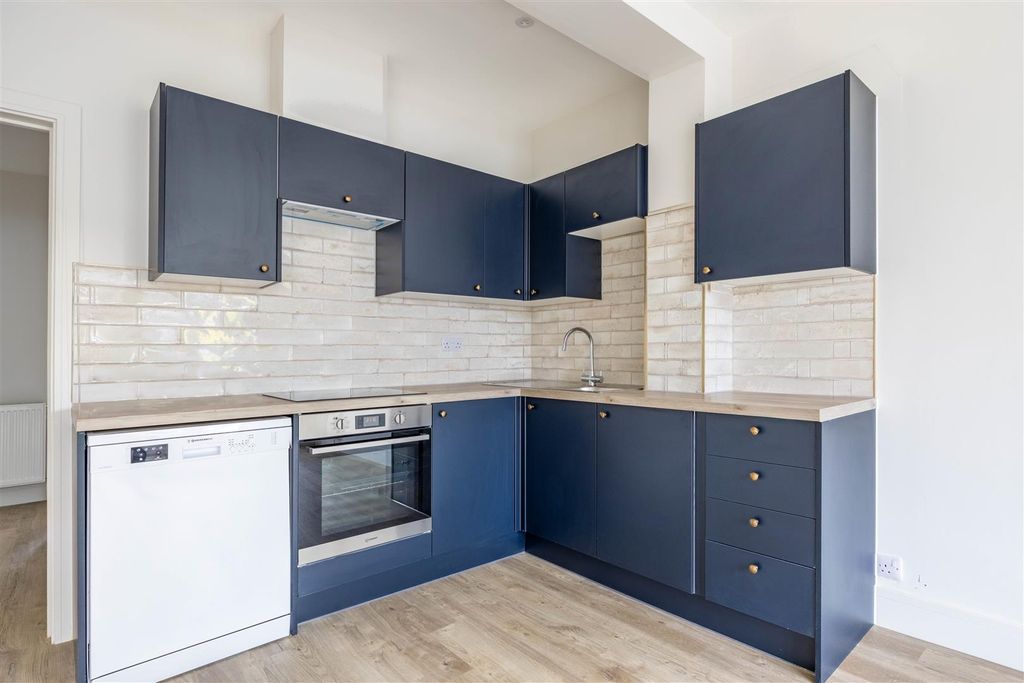 Property photo 3 of 14 Kitchen/Lounge