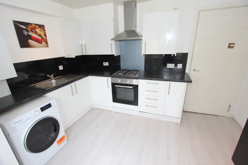 Property photo 3 of 8 Kitchen