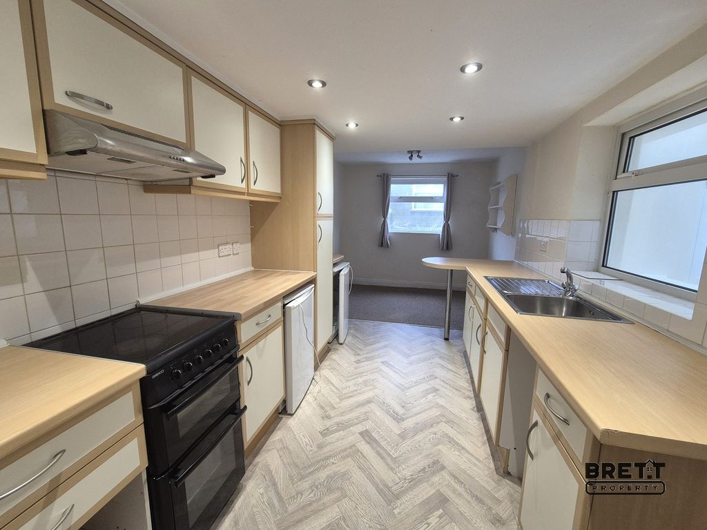 Property photo 2 of 12 Kitchen