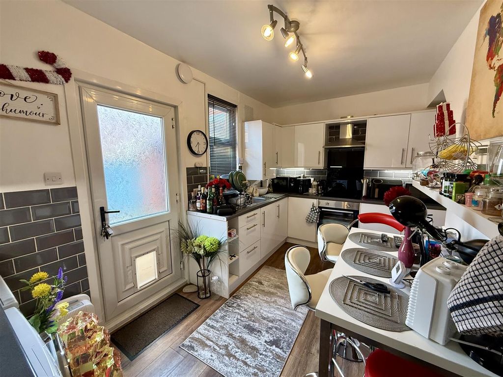 Property photo 3 of 8 Dining Kitchen