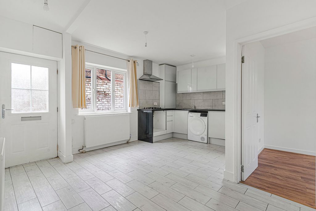 Property photo 2 of 16 Reception/Kitchen