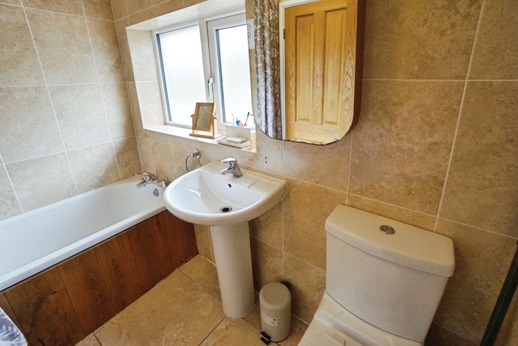 Property photo 3 of 18 Bathroom