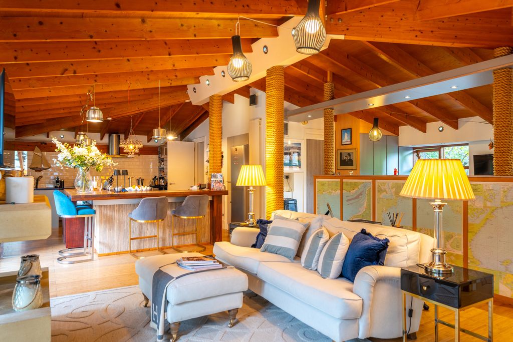 Property photo 3 of 25