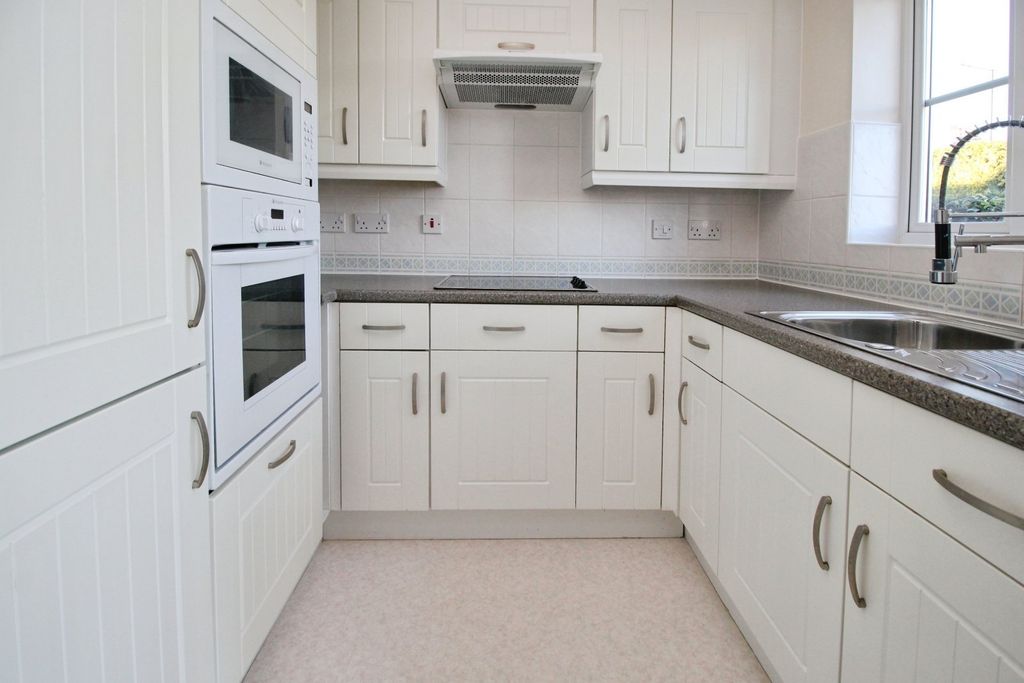 Property photo 3 of 12 Kitchen