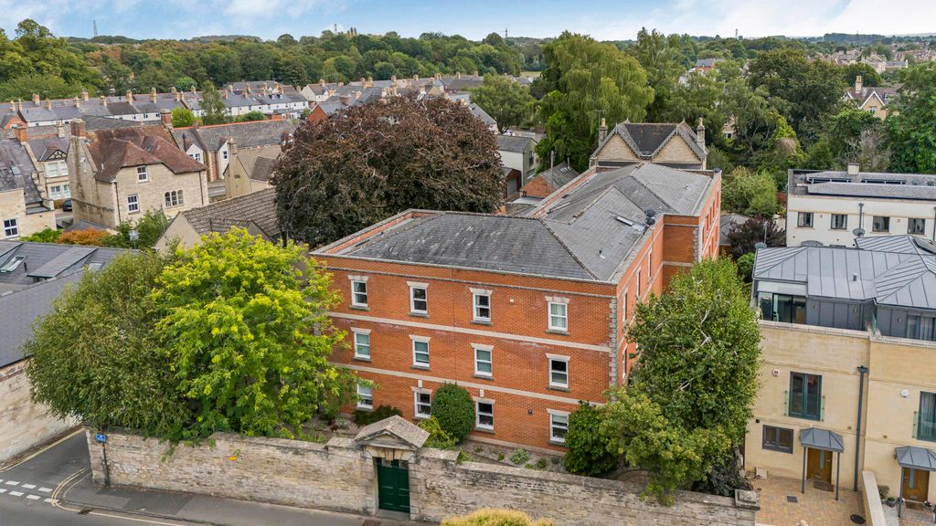 2 bed flat for saleCarpenters Lane, Cirencester, Gloucestershire GL7