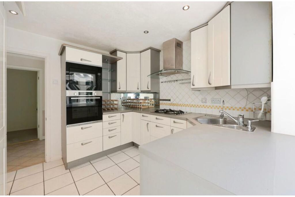 Property photo 3 of 8 Kitchen
