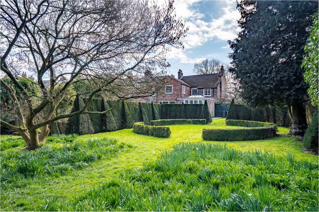 Property photo 2 of 31 Rear Garden