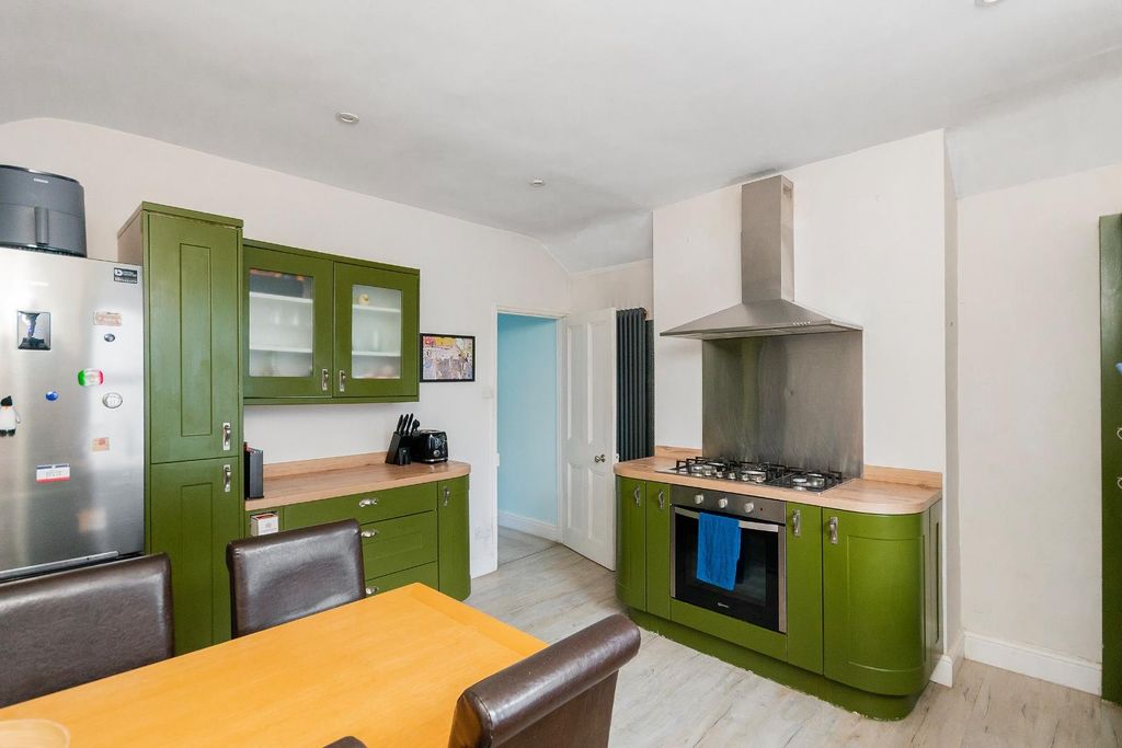 Property photo 3 of 20 1W5R3Atn - Kitchen B.Jpg