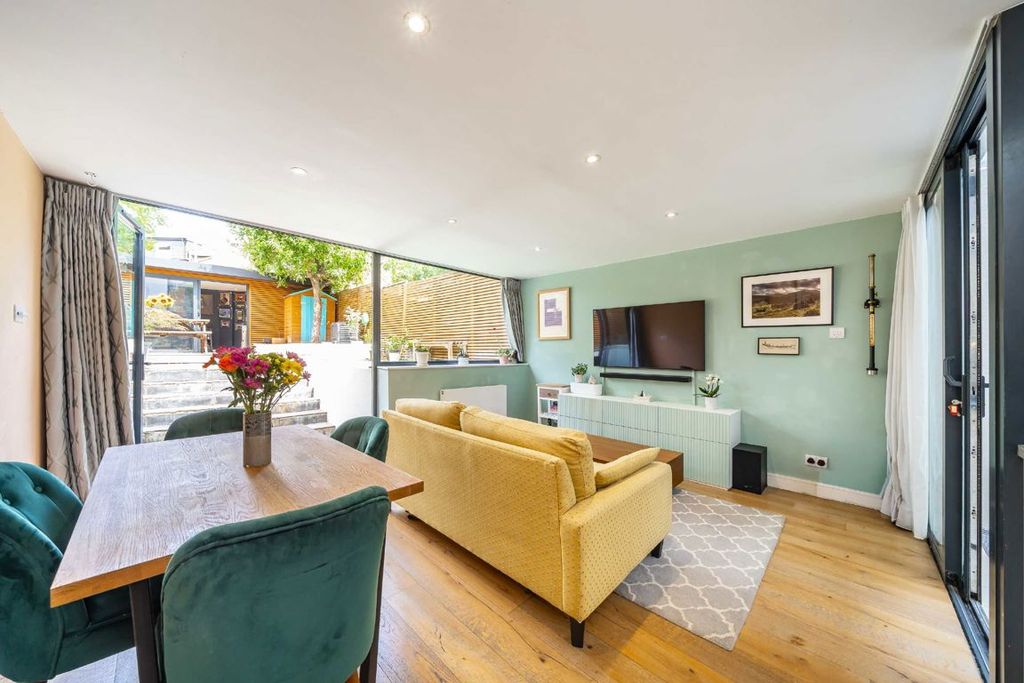 Property photo 2 of 9
